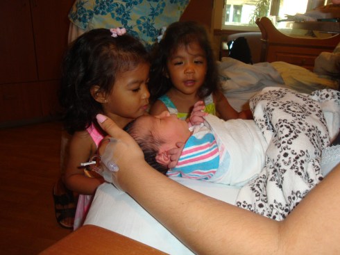 Zoe & Eva meeting Baby Lucas {the reason I couldn't walk in last year's March..} xo
